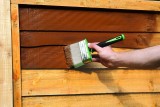 Jak i czym malować drewno ogrodowe, żeby było trwałe przez lata