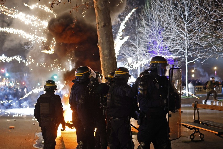 Starcia demonstrantów z policją w Paryżu. Francja w kryzysie