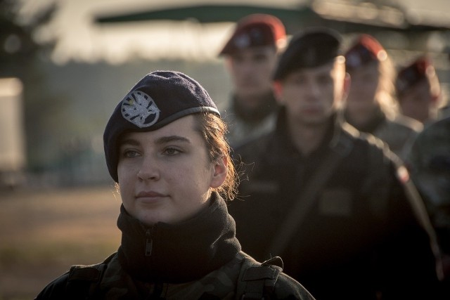 W poniedziałek, 23 września, na żagańskim poligonie Karliki po raz piąty zainaugurowano Centralny Zlot Klas Mundurowych Żagań 2019. Siedmiuset uczniów  z klas o profilu wojskowym z całego kraju rozpoczęło rywalizację o miano najlepszych z najlepszych.  Nad projektem patronat objął minister obrony narodowej.Podczas intensywnej i emocjonującej rywalizacji będą musieli wykazać się umiejętnościami podczas manewrów sportowo – obronnych i szkolenia ogniowego. Nie lada wyzwaniem będzie również marszobieg rozgrywany się na dystansie ośmiu kilometrów. Ale to nie koniec emocji, bowiem na tej taktycznej pętli przewidziano szereg zadań do wykonania, jak między innymi ewakuacja rannego z pojazdu, dostarczanie amunicji na polu walki, czy maskowanie sprzętu. Oceniane będą czas i precyzja.Miejsce Zlotu nie zostało wybrane przypadkowo, bowiem Żagań to pancerna stolica Polski, a 11. Lubuska Dywizja Kawalerii Pancernej, to przodujący związek taktyczny w naszym kraju, jedyny o strukturze pancernej. - Celem zlotu jest popularyzowanie wśród młodzieży etosu zawodowej służby wojskowej, historii i tradycji dziejów oręża polskiego, jak również kształtowanie  pozytywnego wizerunku Wojska Polskiego. Pragniemy, aby młodzież w wyniku rywalizacji sportowych nabyła niezbędnych umiejętności do współdziałania w grupie, poznała wybrane zagadnienia żołnierskiego rzemiosła oraz zdobyła wiele nowych doświadczeń z zakresu edukacji proobronnej – powiedział generał dywizji Stanisław Czosnek, dowódca 11LDKPanc. Do udziału w tegorocznej edycji Zlotu zaproszono także uczniów ze szkół o profilach wojskowych z Litwy, Rumunii i Ukrainy. Zmagania potrwają kilka dni.Zobacz wideo: Widowiskowe manewry japońskich sił zbrojnych u podnóża góry Fujiwideo: RUPTLY