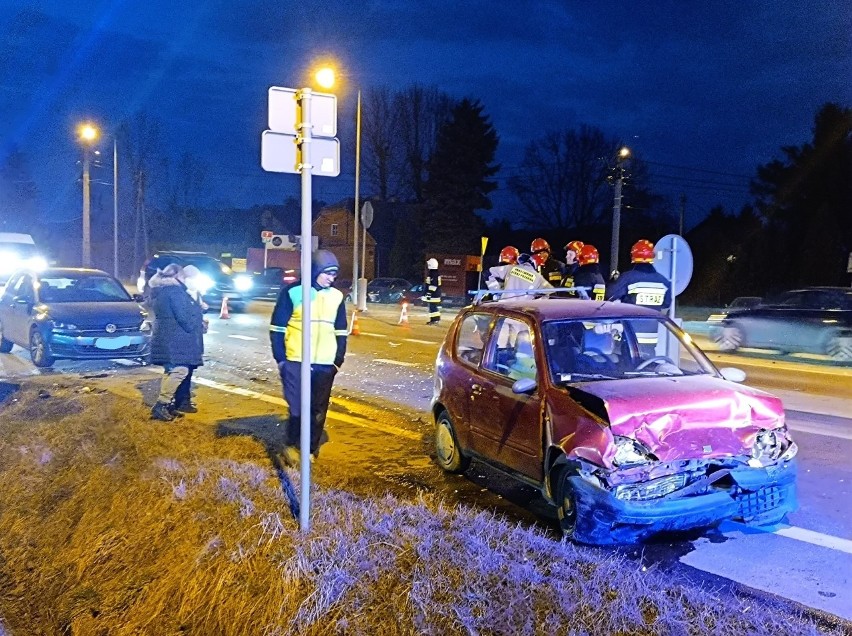 Węgrzce. Wypadek na krajowej siódemce. Droga zablokowana. Po rannych wysłano pogotowie lotnicze