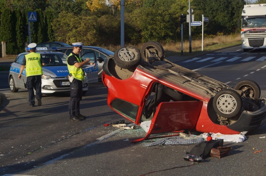 W wypadku został ranny 81-letni kierowca fiata.