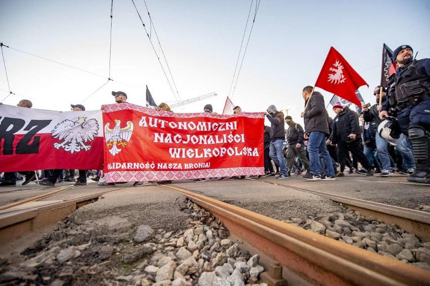 Kilkaset osób wzięło udział w Marszu Zwycięstwa, który w...