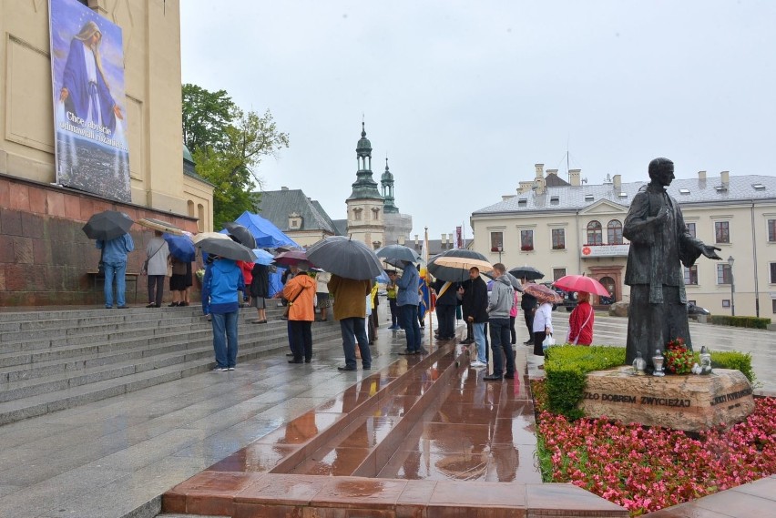 Kontrmanifestacje do Marszu Równości w Kielcach. Najwięcej osób przed kielecką Katedrą (ZDJĘCIA)