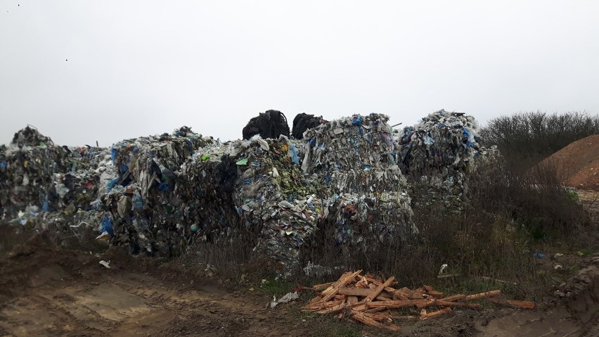 Pobór wody, a tuż obok nielegalne wysypisko śmieci w gminie Gniew. Problem trwa od kwietnia 