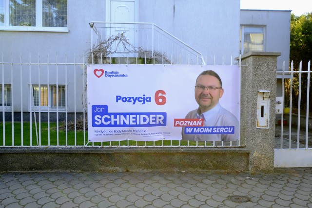 Właśnie taki plakat wyborczy zawisł bez pozwolenia na ul. Bukowskiej w Poznaniu.