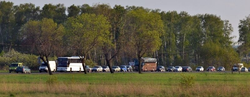 Tir ze złomem przewrócił się na autostradzie! Potężne korki przy wyjeździe z Łodzi [zdjęcia]