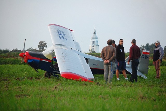 Samolot został uszkodzony, ale pilot na szczęście wyszedł z tego bez obrażeń.