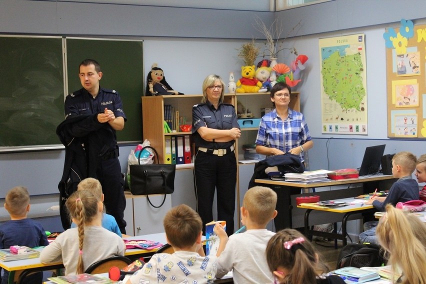 Ostrów Maz. Policyjny lisek uczył pierwszaków bezpiecznego zachowania na ulicy [ZDJĘCIA]