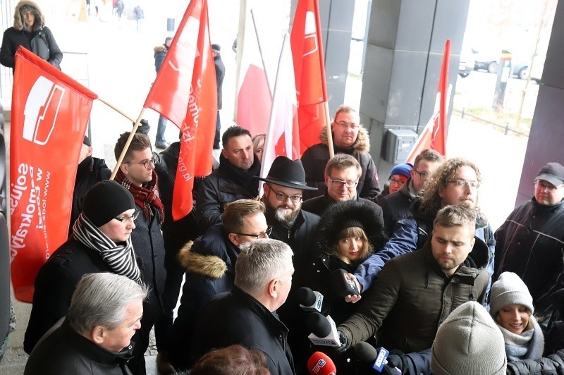 Przed sesją pod Urzędem Marszałkowskim odbył się protest...