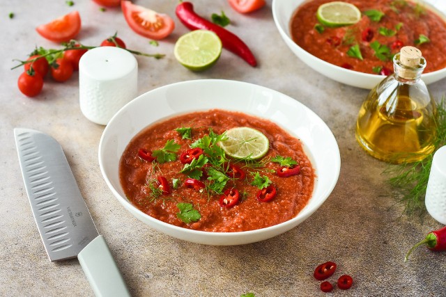 Zobacz przepisy na zdrowe, letnie dania. Na zdjęciu popularna zupa gazpacho.