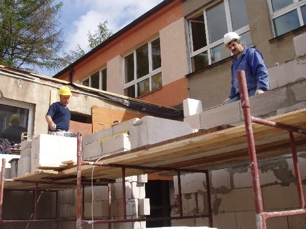 Dzięki środkom na aktywizację bezrobotnych  w tym roku, do tej pory w powiecie golubsko- dobrzyńskim zajęcie znalazło ponad 280  bezrobotnych. Pracują m.in. na budowach lub  przy sprzątaniu miasta.