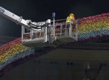 W nocy zdemontowano kontrowersyjną tęczę z placu Zbawiciela (wideo)