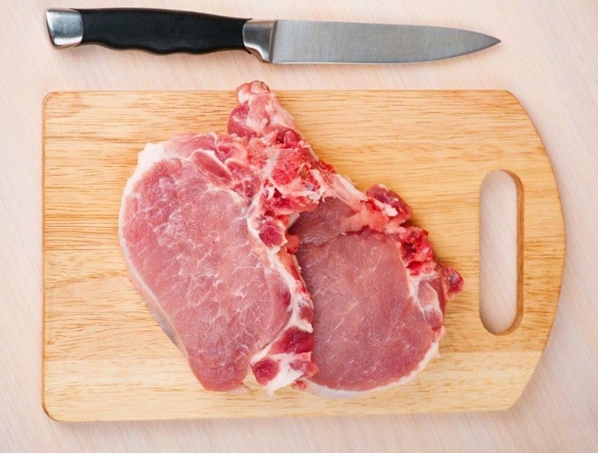 Mięso wieprzowe z kością (schab środkowy) - 1kg:...