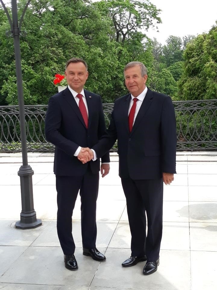 Po lewej prezydent Andrzej Duda, po prawej starosta powiatu...