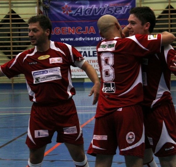 Oby po niedzielnym meczu nasi zawodnicy (od lewej: Marek Tracz, Tomasz Rabanda - tyłem i Kornel Zyla) mogli tak się cieszyć.