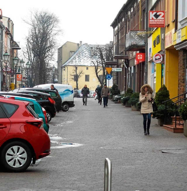 Obecnie Krakowska cały dzień jest zastawiona samochodami. To ślepa ulica, którą z Rynku można dojść do ul. Kościuszki
