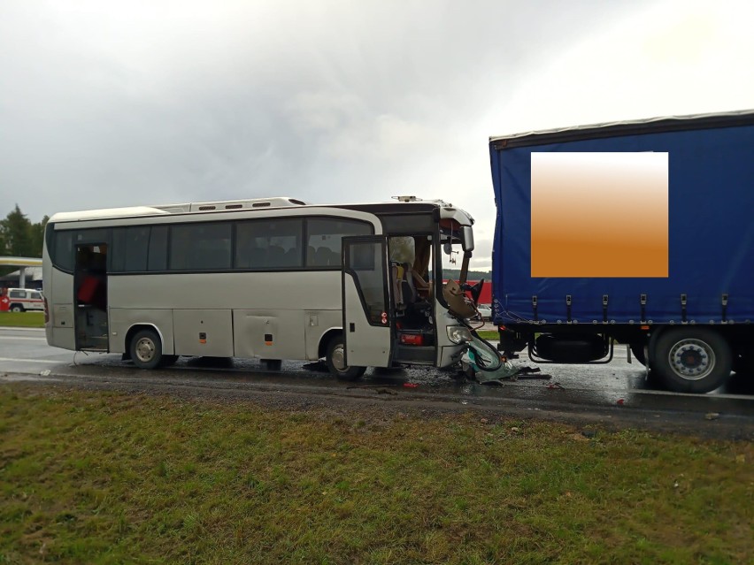 Autokar z uczniami zderzył się z ciężarówką - 22 osoby trafiły do szpitala