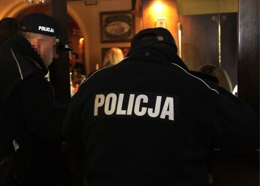 Toruń. Policjanci oskarżeni o zacieranie śladów! Kazali spłukać narkotyki w toalecie?