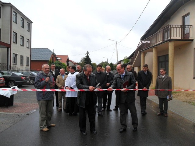 Uroczystego przecięcia wstęgi przebudowanego odcinka drogi dokonał Roman Ochyński, starosta lipski. 
