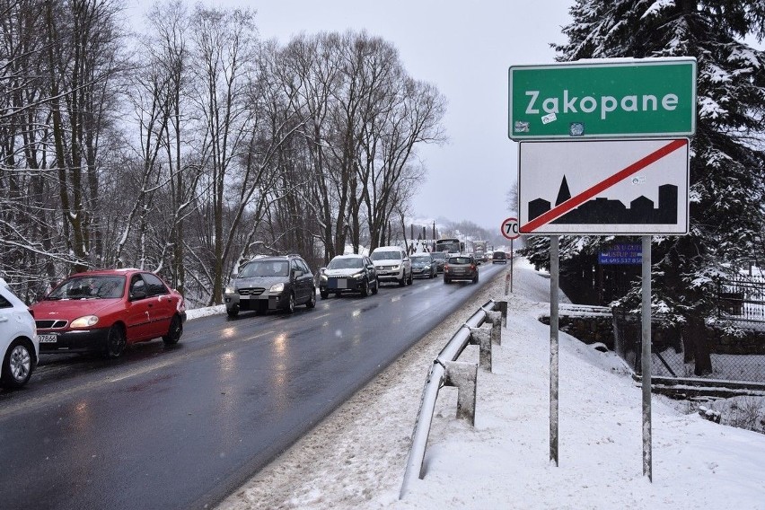 Drogowy horror na Podhalu. Turyści wracają z sylwestra i stoją w wielkich korkach [ZDJĘCIA]