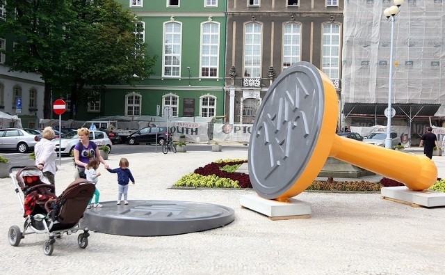"TAJ-WAJ-NIE&#8221; - tak nazywa się rzeźba, która stanęła w czwartek przed Urzędem Miasta w Szczecinie