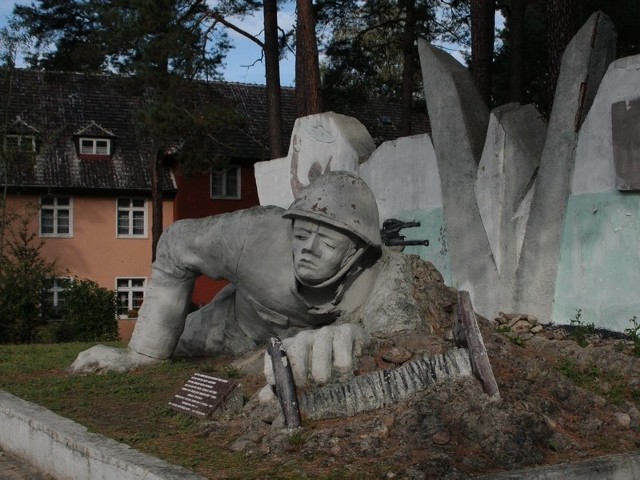 Symbolem wsi jest pomnik radzieckiego łącznościowca, będący spuścizna po stacjonujących tam żołnierzach radzieckich.