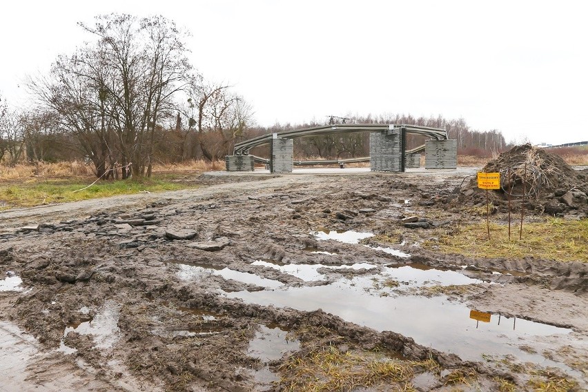 Nietypowa kaplica na Żernikach. Składa się z barier energochłonnych [FOTO] 