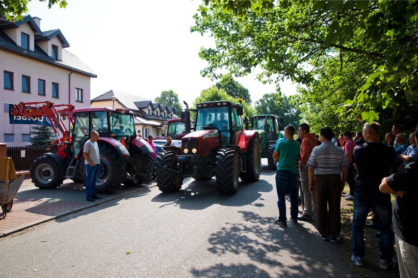 Pikieta pod siedzibą Biebrzańskiego Parku Narodowego w 2015...