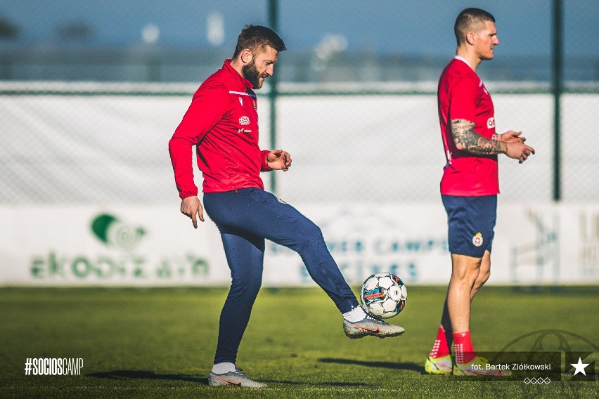 Wisła Kraków. Piłkarze „Białej Gwiazdy” w dobrych warunkach ciężko pracują w Turcji