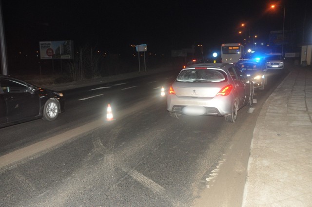 Potrącona przez auto na przejściu dla pieszych 40-latka trafiła do szpitala