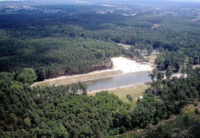 OCHLANajbliżej, bo właściwie w granicach starej Zielonej Góry, znajdują się kąpielisko w Ochli oraz tereny po drugiej stronie ulicy - Dzika Ochla. Jednak ten pierwszy akwen jest już bardzo wysłużony i nadaje się do remontu, który zapowiedzieli zielonogórscy radni. Obiekt, należący do Miejskiego Ośrodka Sportu i Rekreacji usytuowany jest na 17 hektarowym kompleksie leśnym w otoczeniu ścieżek rowerowych  4 kilometry od centrum miasta. Basen, zasilany przez potok Pustelnik, ma wymiary 240 x 80 m i głębokość 3 m. Na terenie obiektu istnieje możliwości biwakowania, gry w piłkę siatkową plażową, piłkę nożną plażową, tenisa stołowego. Do dyspozycji dzieci mamy huśtawki, zjeżdżalnie i piaskownice. Po przeciwnej stronie ul.Botanicznej znajduje się 5,5 hektarowy zalew, gdzie można organizować pikniki i łowić ryby.Basen odkryty czynny jest tylko w sezonie letnim. godz. otwarcia: pn - niedz. 10.00-20.00. Ceny: dzieci do lat 7 wstęp bezpłatny, młodzież szkolna - 3 zł/cały dzień, dorośli - 5 zł/cały dzień. 