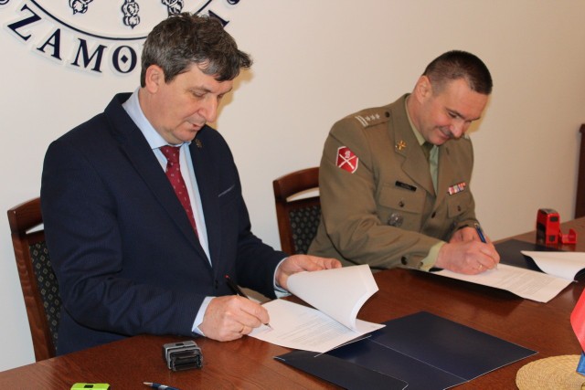 Porozumienie podpisali dr hab. Paweł Skrzydlewski, rektor AZ oraz płk Radosław Kudraj, dowódca 18. Pułku Przeciwlotniczego