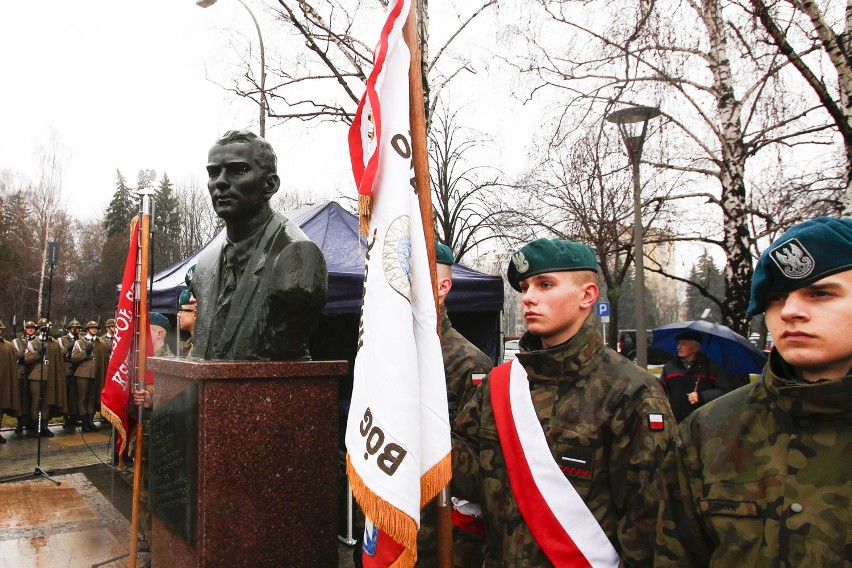 Uroczystości przed pomnikiem Żołnierzy Wyklętych w...