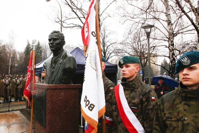 Uroczystości przed pomnikiem Żołnierzy Wyklętych w Rzeszowie.