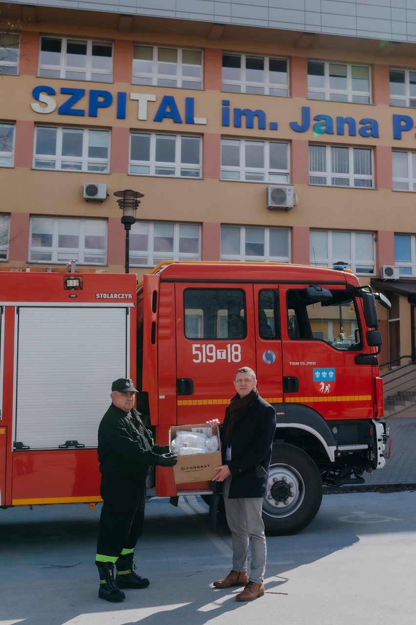 Strażacy z Krasocina przekazali 800 maseczek szpitalowi we Włoszczowie  