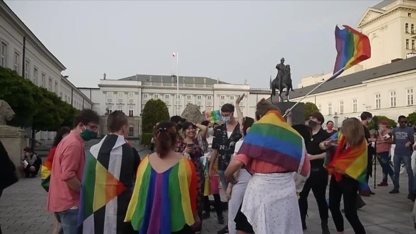 „Tęczowe disco" pod Pałacem Prezydenckim. Spontaniczna akcja...