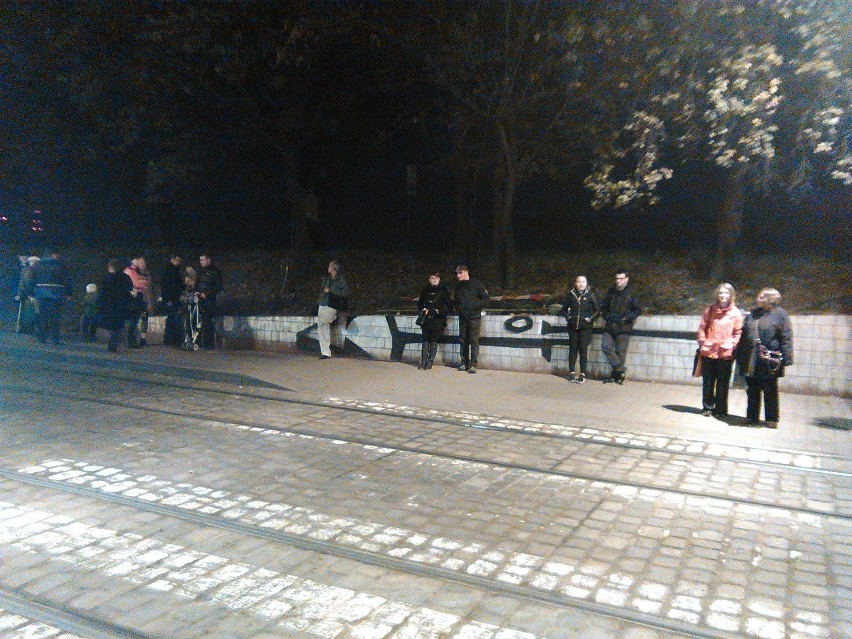 Wrocław: Wieczorem wciąż wiele osób na cmentarzu Osobowickim (ZDJĘCIA)
