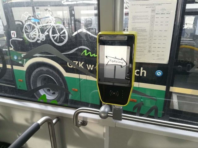 W autobusach kursujących między gminą Rędziny a Częstochową zainstalowano biletomaty.Zobacz kolejne zdjęcia. Przesuwaj zdjęcia w prawo - naciśnij strzałkę lub przycisk NASTĘPNE