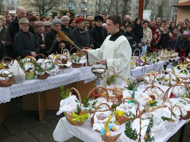 Święcenie pokarmów przy Kościele Trójcy Przenajświętszej w Stalowej Woli.