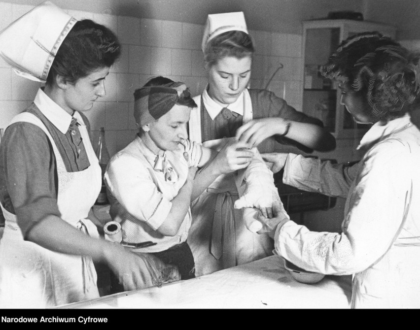 Pielęgniarki krakowskiego szpitala zakładają pacjentce szynę na złamanej ręce, 1943 r.