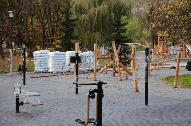 Kończy się rewitalizacja parku Staromiejskiego w centrum Łodzi. Trwają ostatnie prace. Wkrótce odbędą się odbiory inwestycji.