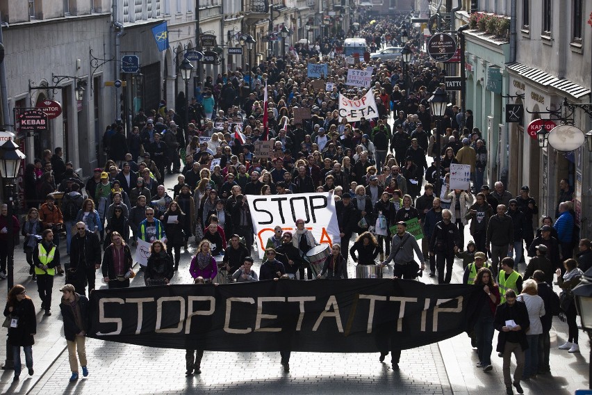 „Precz od polskiego jedzenia". Protest przeciwko CETA i TTIP w Krakowie [ZDJĘCIA, WIDEO]