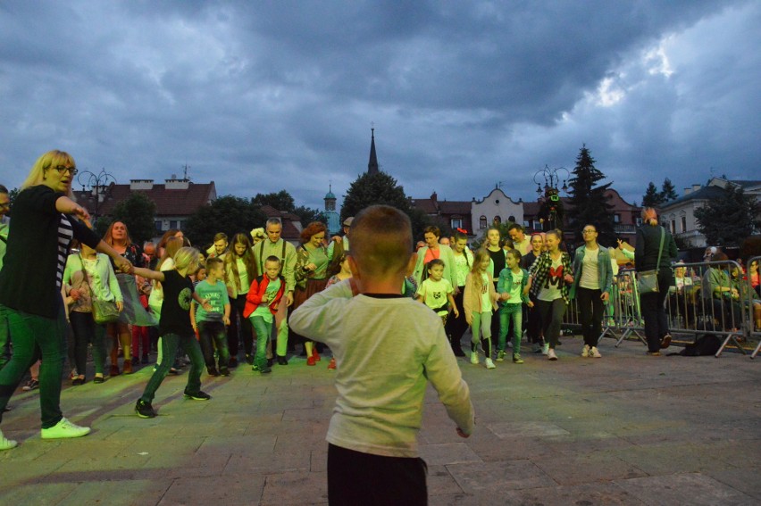 Myślenice. Publiczność wstała w krzeseł. Tak tańczono na Rynku!