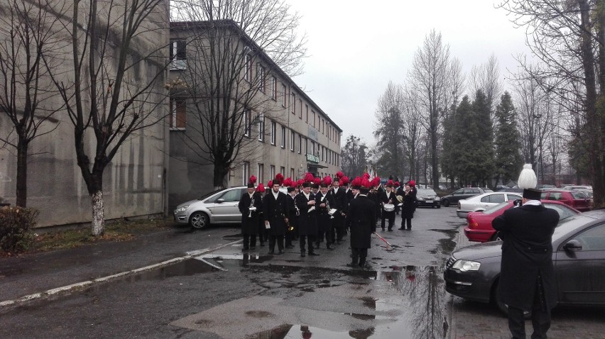 Barbórka w Piekarach Śląskich: górnicy przeszli z orkiestrą z kopalni do bazyliki ZDJĘCIA