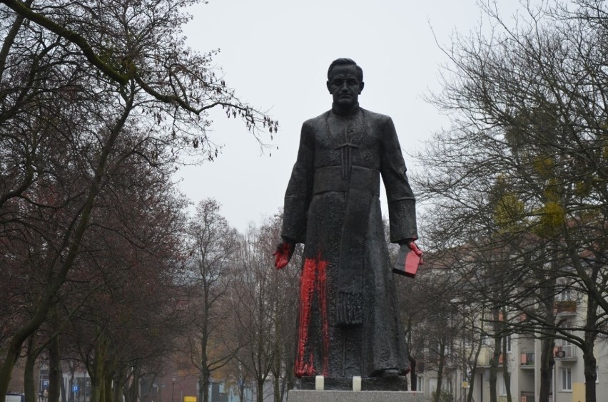 Pomnik ks. Henryka Jankowskiego w Gdańsku oblany farbą. Na...