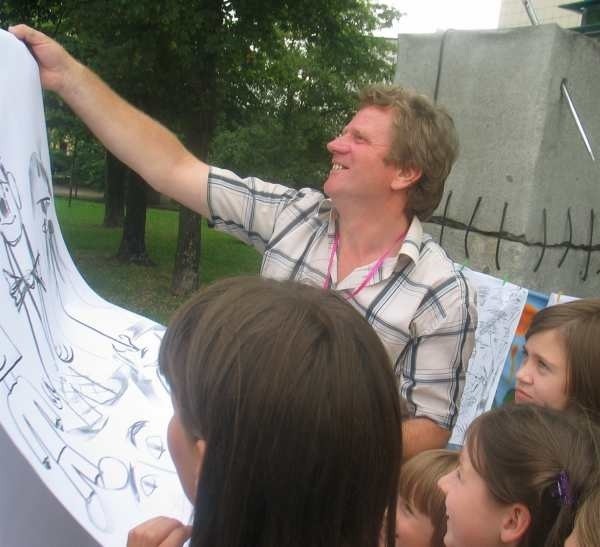 Zygmunt Dereń, który nie tylko rzeźbi, ale też rysuje karykatury, opowiadał dzieciom o swojej pracy