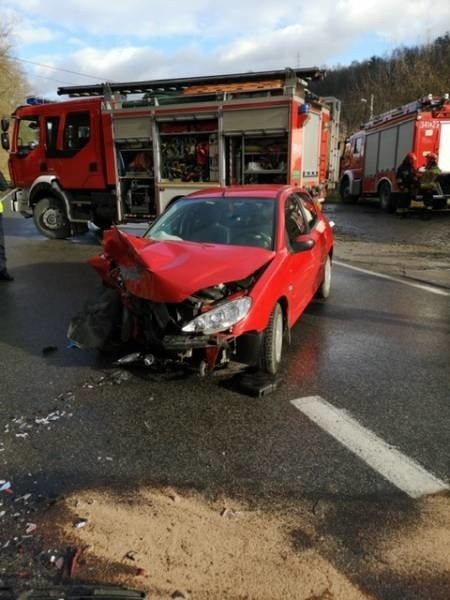 Nowy Sącz. Wypadek na ul. Barskiej, zderzyły się czołowo dwa samochody osobowe. Aż cztery osoby w szpitalu [ZDJĘCIA]