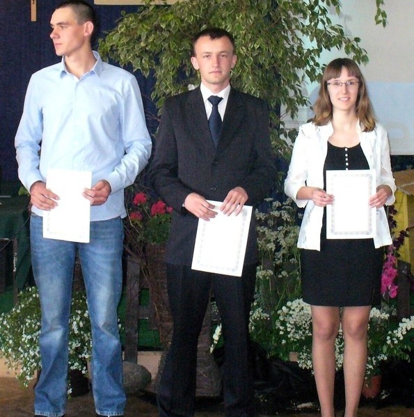 Artur Ciochoń (w środku) zajął drugie miejsce w czerwcowym finale krajowym Olimpiady Wiedzy i Umiejętności Rolniczych.