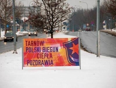 Nawet zimą Tarnów jest ciepłym miastem - tak przynajmniej mówią billboardy reklamowe. Ale ostatnie skojarzenia z "biegunem" i "ciepłem" raczej szkodzą Tarnowowi, niż go promują. FOT. PAWEŁ CHWAŁ