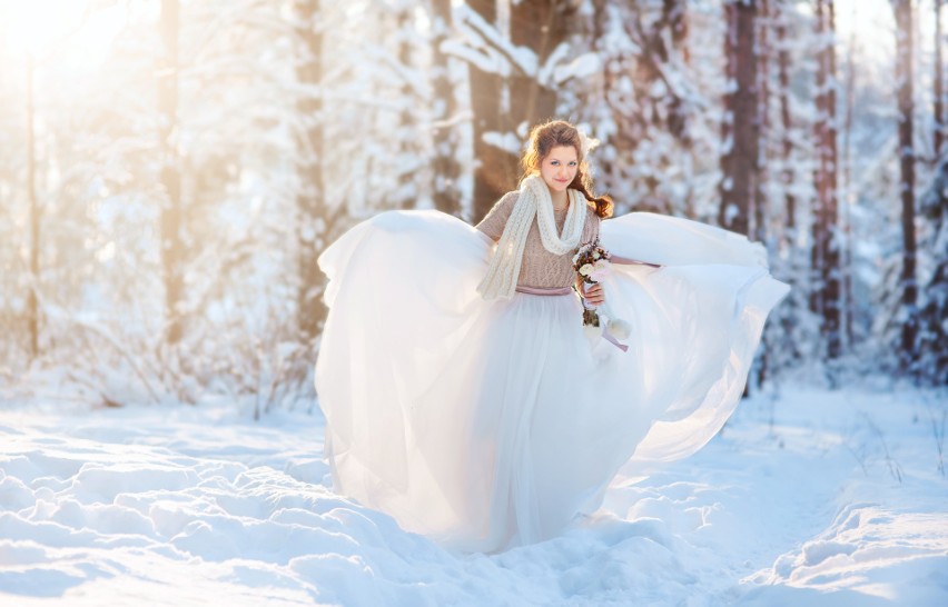 Zimowe śluby stają się coraz popularniejsze. O czym trzeba pamiętać? 